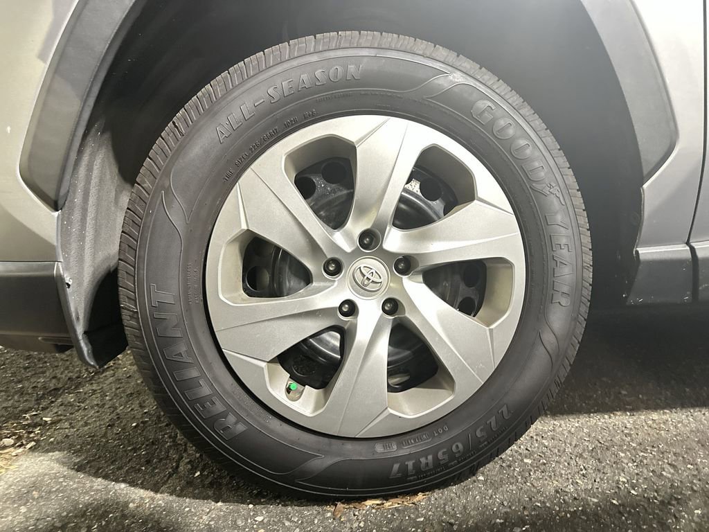 Used 2021 Toyota RAV4 LE image 19