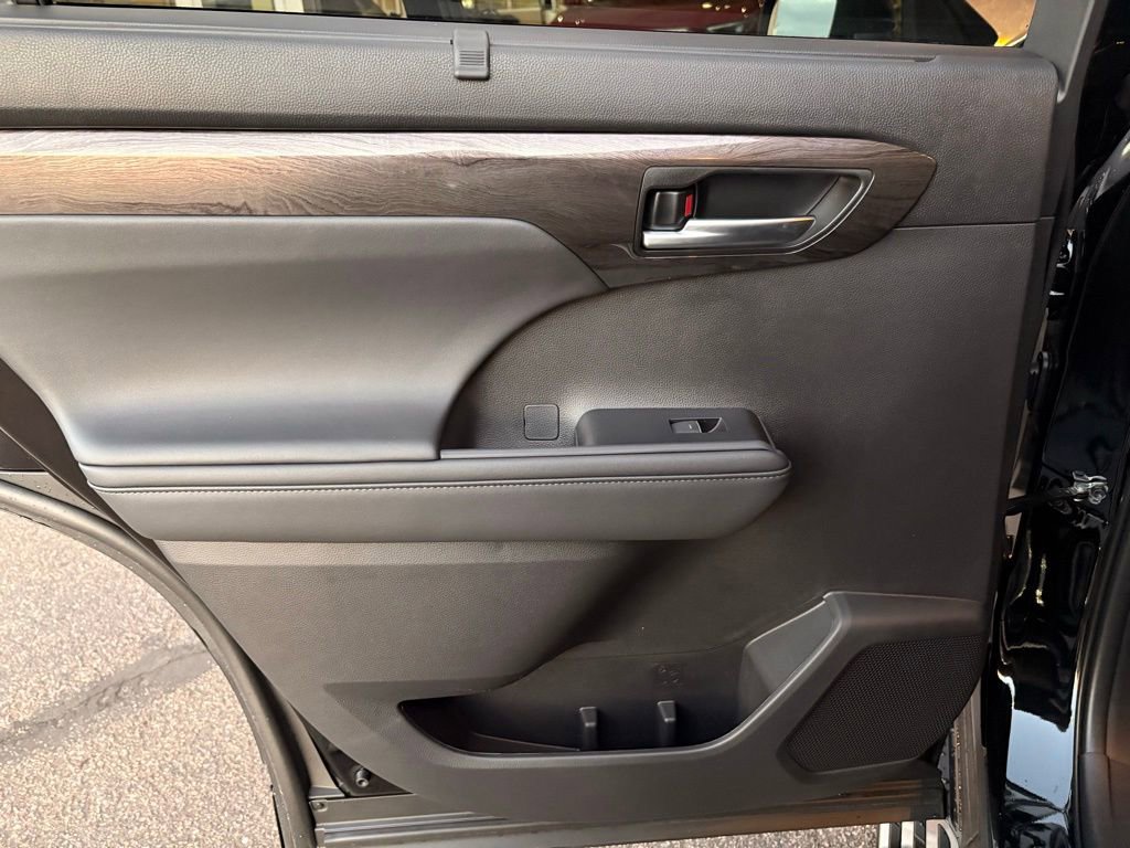 Used 2026 Toyota Highlander Limited image 24