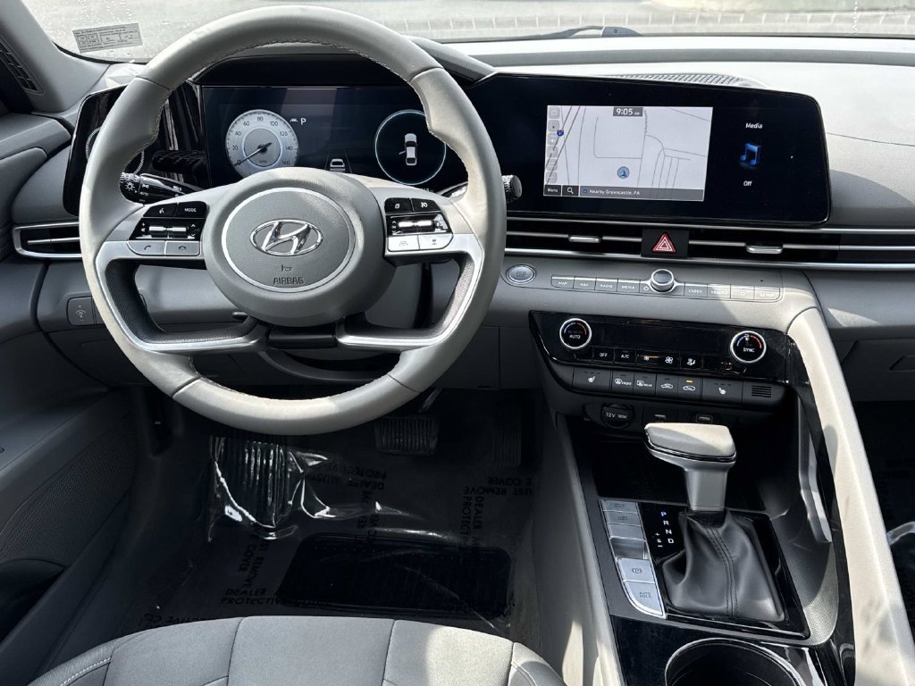 Used 2023 Hyundai Elantra SEL w/ Convenience Package FWD image 3