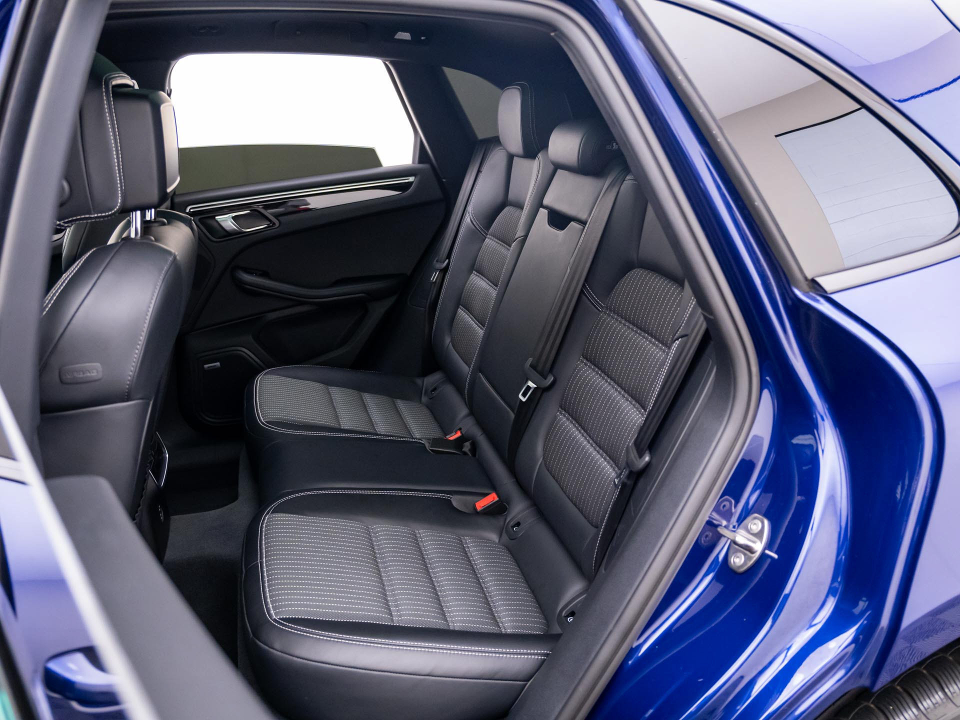 Certified 2024 Porsche Macan Turbo AWD/4WD image 16