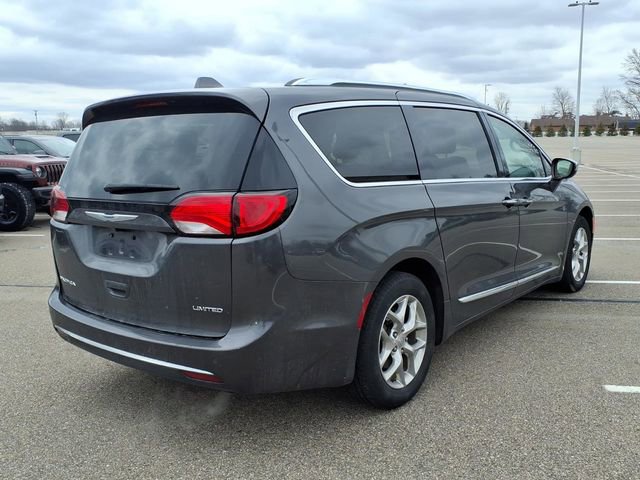 Used 2018 Chrysler Pacifica Limited image 3