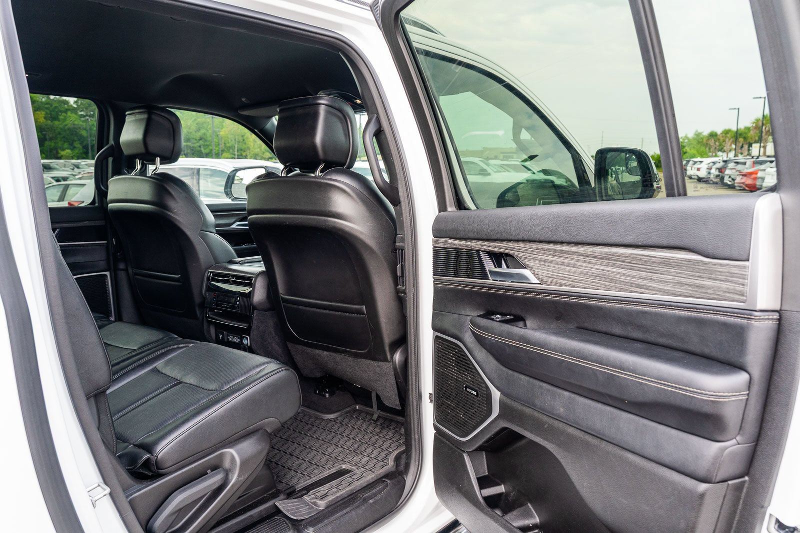 Used 2024 Jeep Wagoneer L Series II w/ Flexible Seating Group RWD image 14
