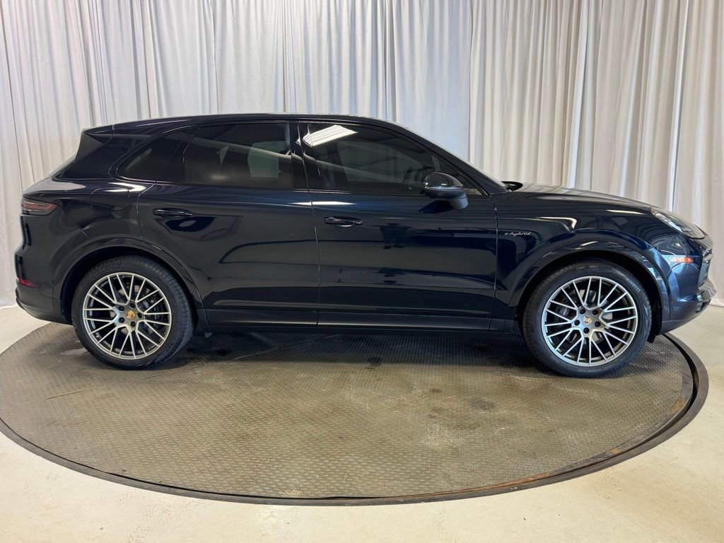 Certified 2023 Porsche Cayenne Platinum Edition image 44