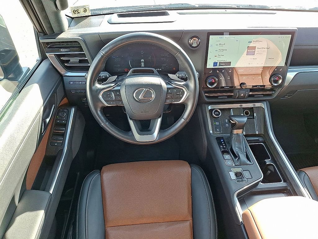 Used 2024 Lexus GX 550 AWD/4WD image 2