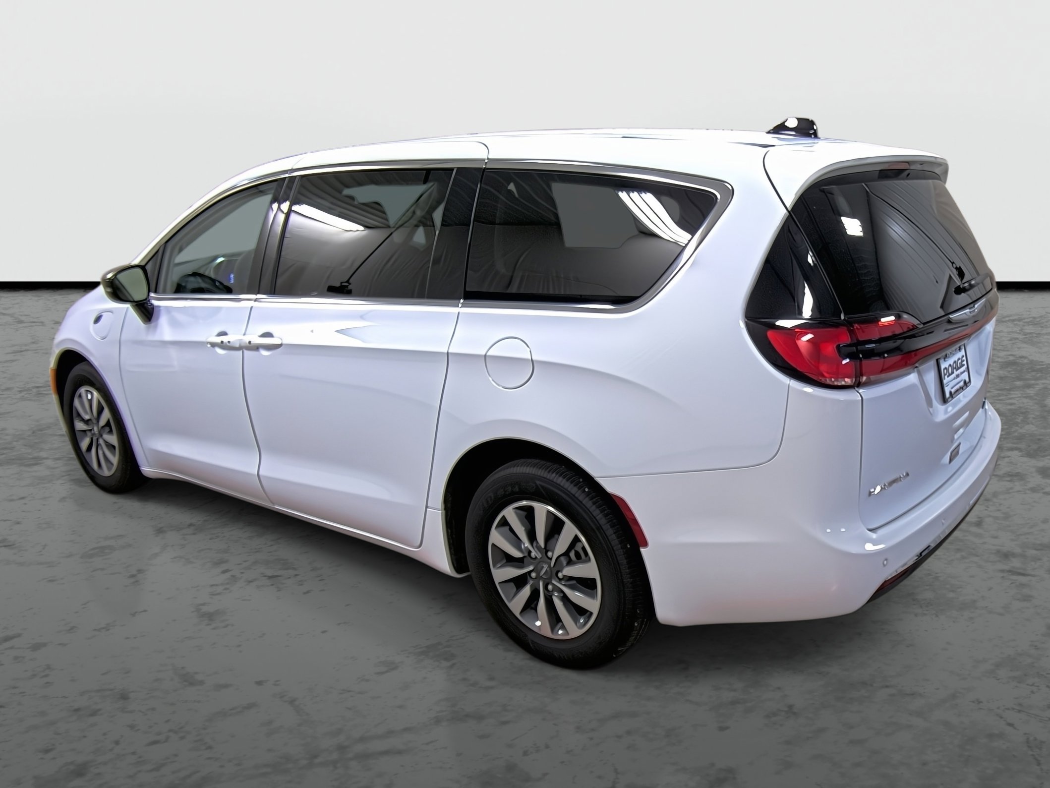 Used 2024 Chrysler Pacifica Select image 2