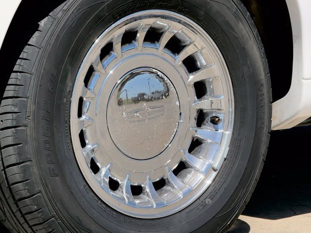Used 2002 Lincoln Town Car Executive RWD image 14