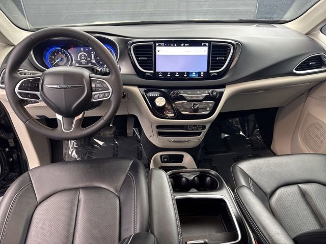 Used 2024 Chrysler Pacifica Touring-L image 15