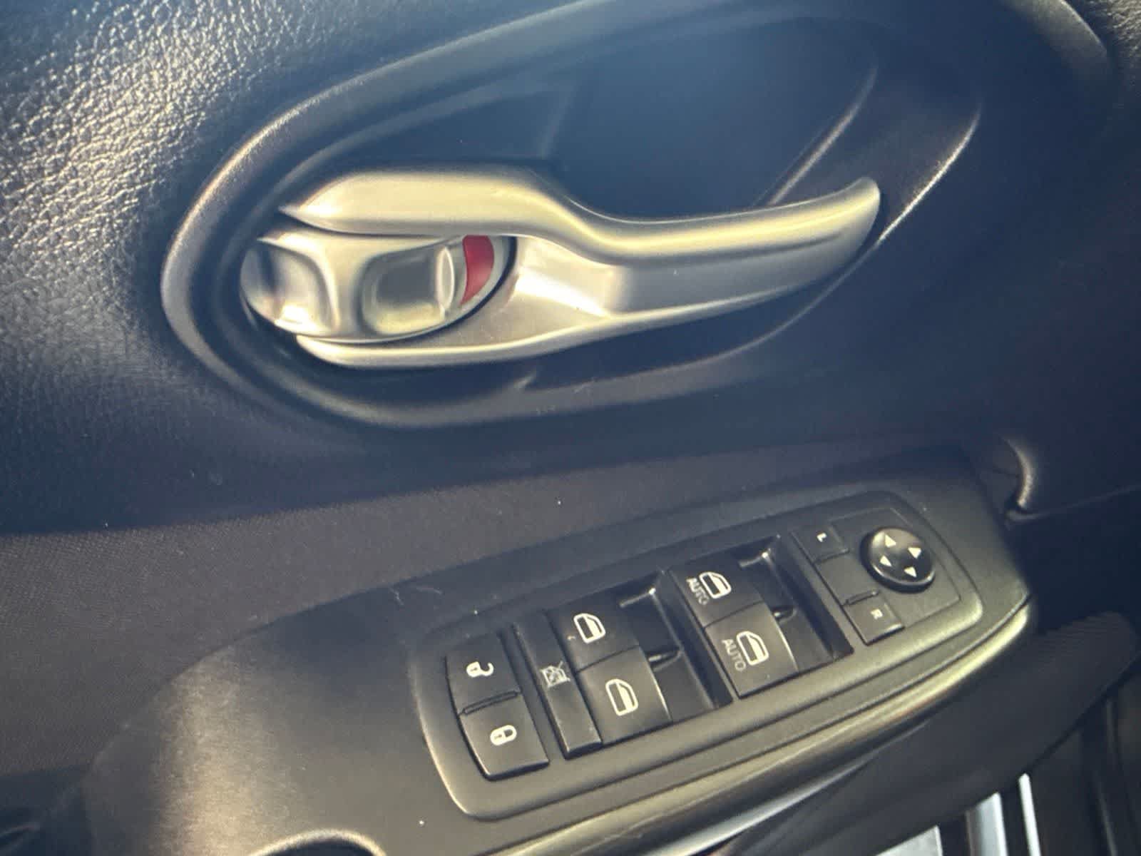 Used 2016 Jeep Cherokee Latitude FWD image 19