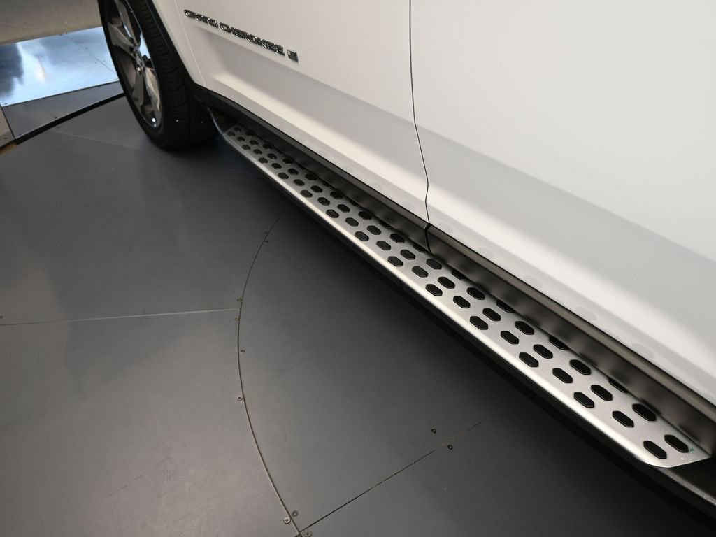 Used 2021 Jeep Grand Cherokee L Limited w/ Luxury Tech Group II image 16