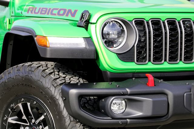 Used 2025 Jeep Wrangler Unlimited Rubicon AWD/4WD image 3