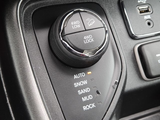 Used 2018 Jeep Compass Trailhawk w/ Cold Weather Group AWD/4WD image 4