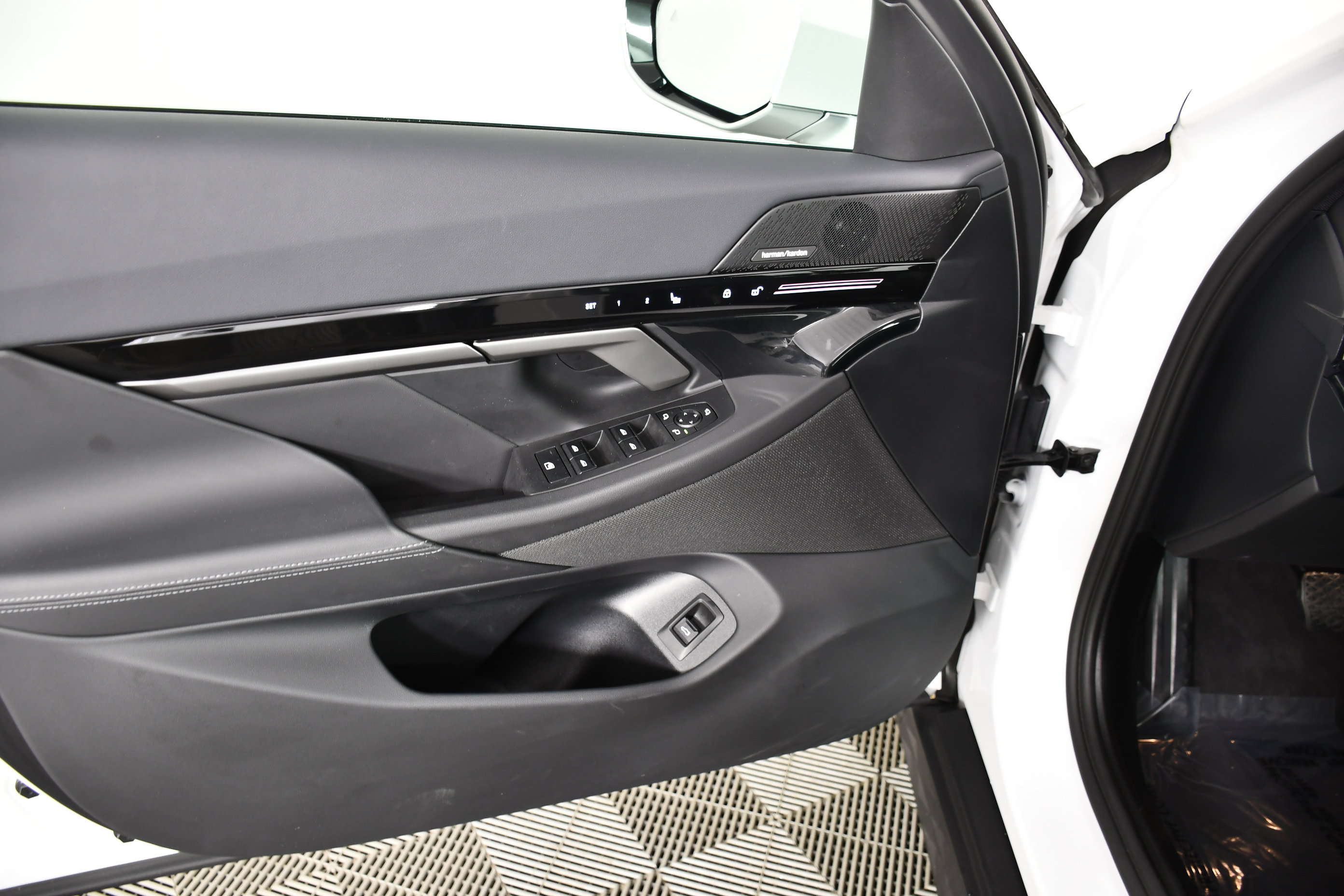 Used 2025 BMW 530i xDrive image 36