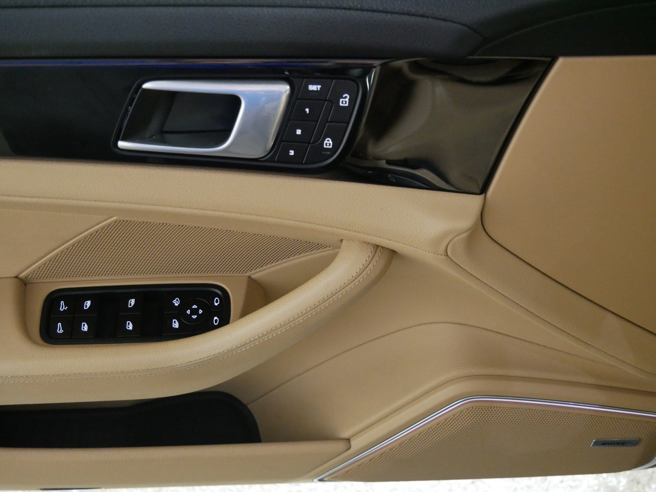 Used 2022 Porsche Panamera 4 image 19