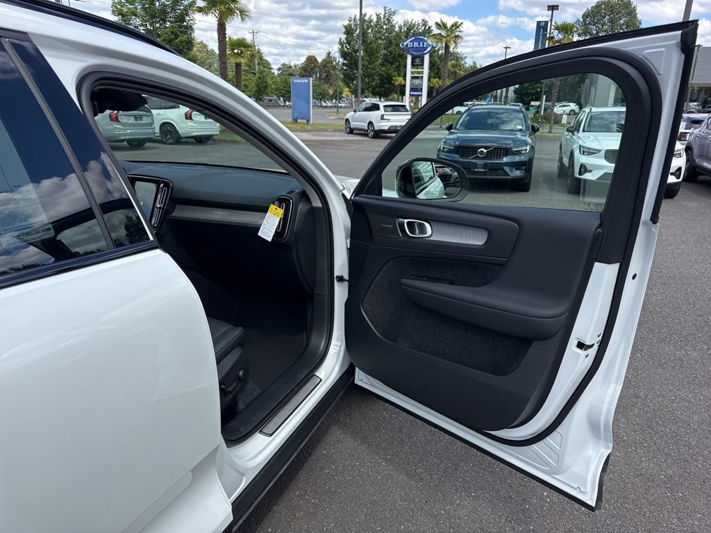 New 2026 Volvo XC40 B5 Plus w/ Climate Package AWD/4WD image 19