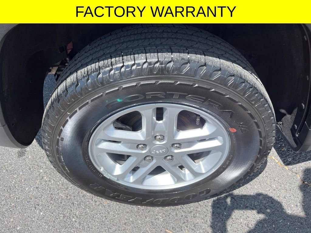 Used 2024 Jeep Grand Cherokee Laredo w/ Trailer Tow Package AWD/4WD image 10