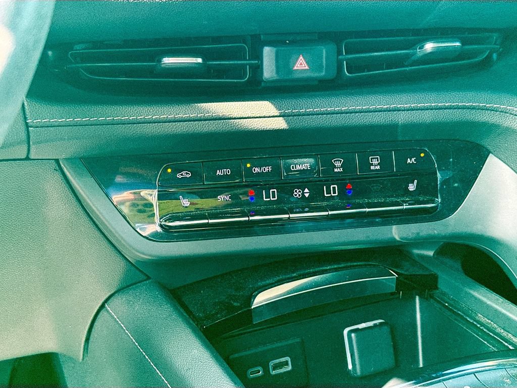 Used 2023 Buick Envision Essence AWD/4WD image 17