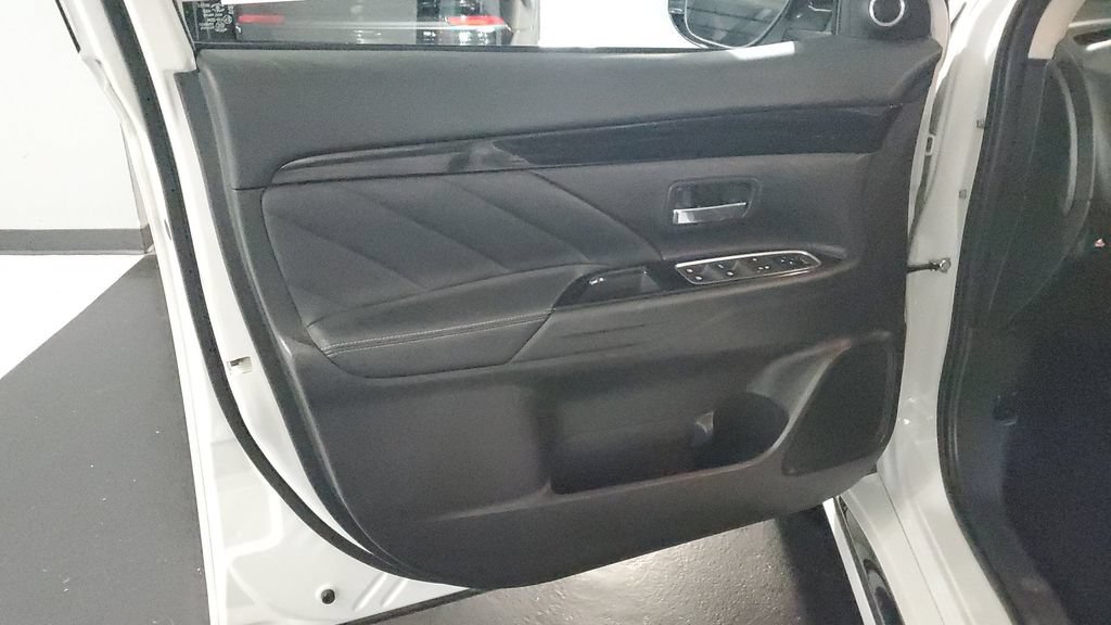 Used 2018 Mitsubishi Outlander GT AWD/4WD image 23