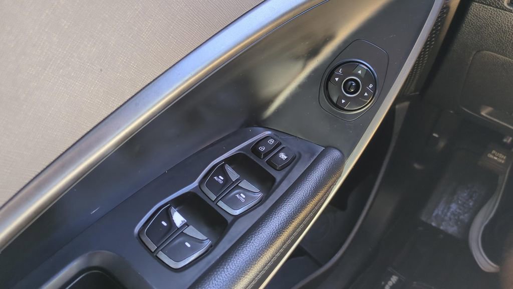 Used 2017 Hyundai Santa Fe AWD image 23