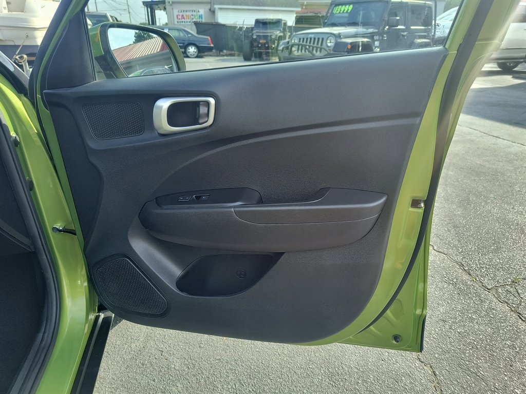 Used 2022 Hyundai Venue SE image 23