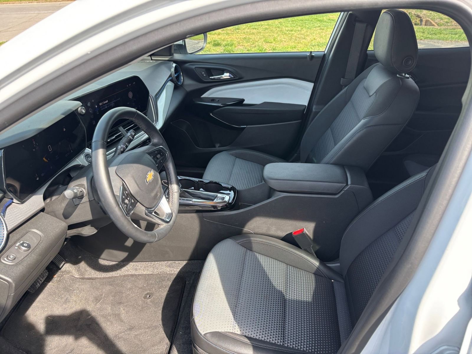Used 2025 Chevrolet Trax LT w/ LT Convenience Package image 25