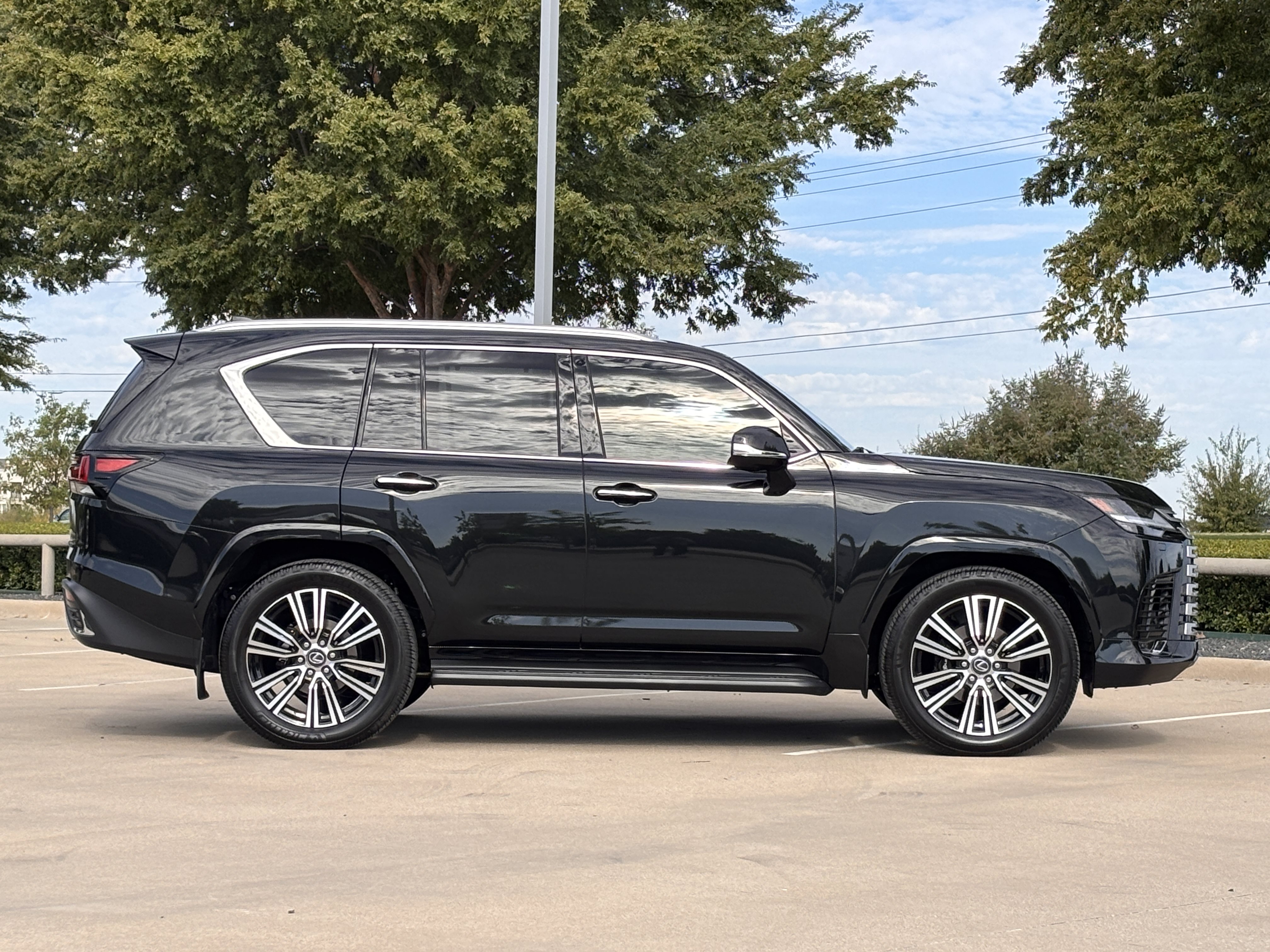 Certified 2026 Lexus LX 600 4WD w/ Accessory Package (Z1) image 3