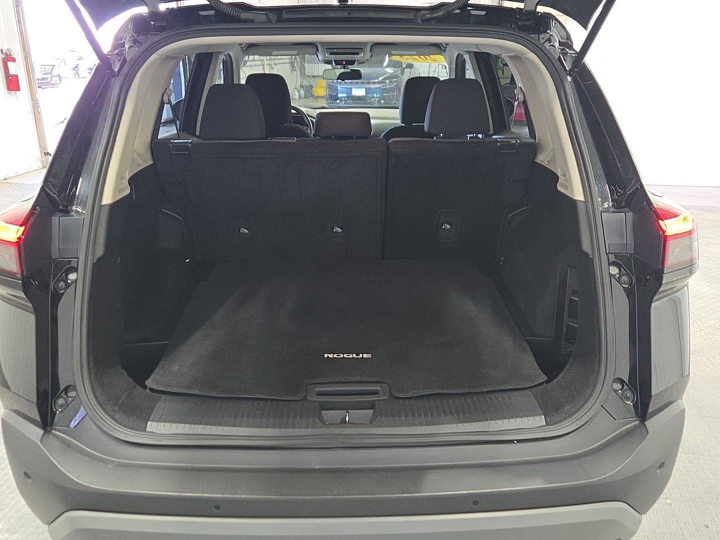 Used 2023 Nissan Rogue SV image 17