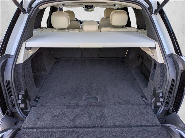 Certified 2025 Land Rover Range Rover SE image 5