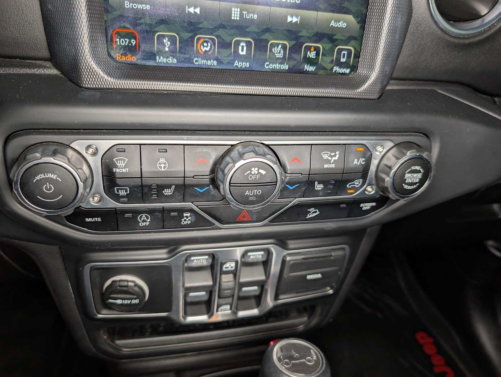 Used 2018 Jeep Wrangler Unlimited Sahara AWD/4WD image 28