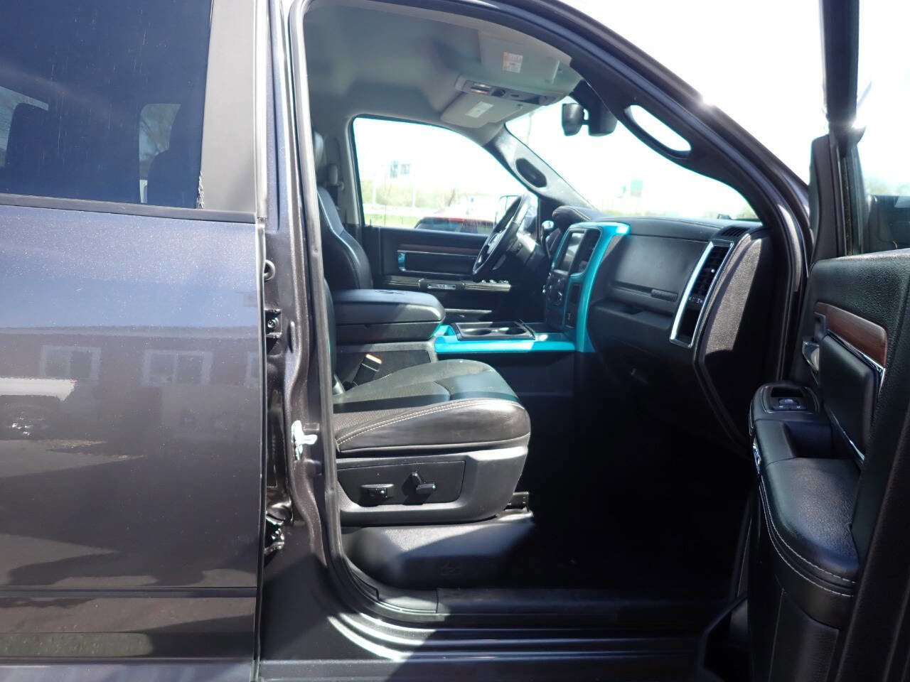 Used 2014 RAM 2500 Laramie w/ Convenience Group AWD/4WD image 9