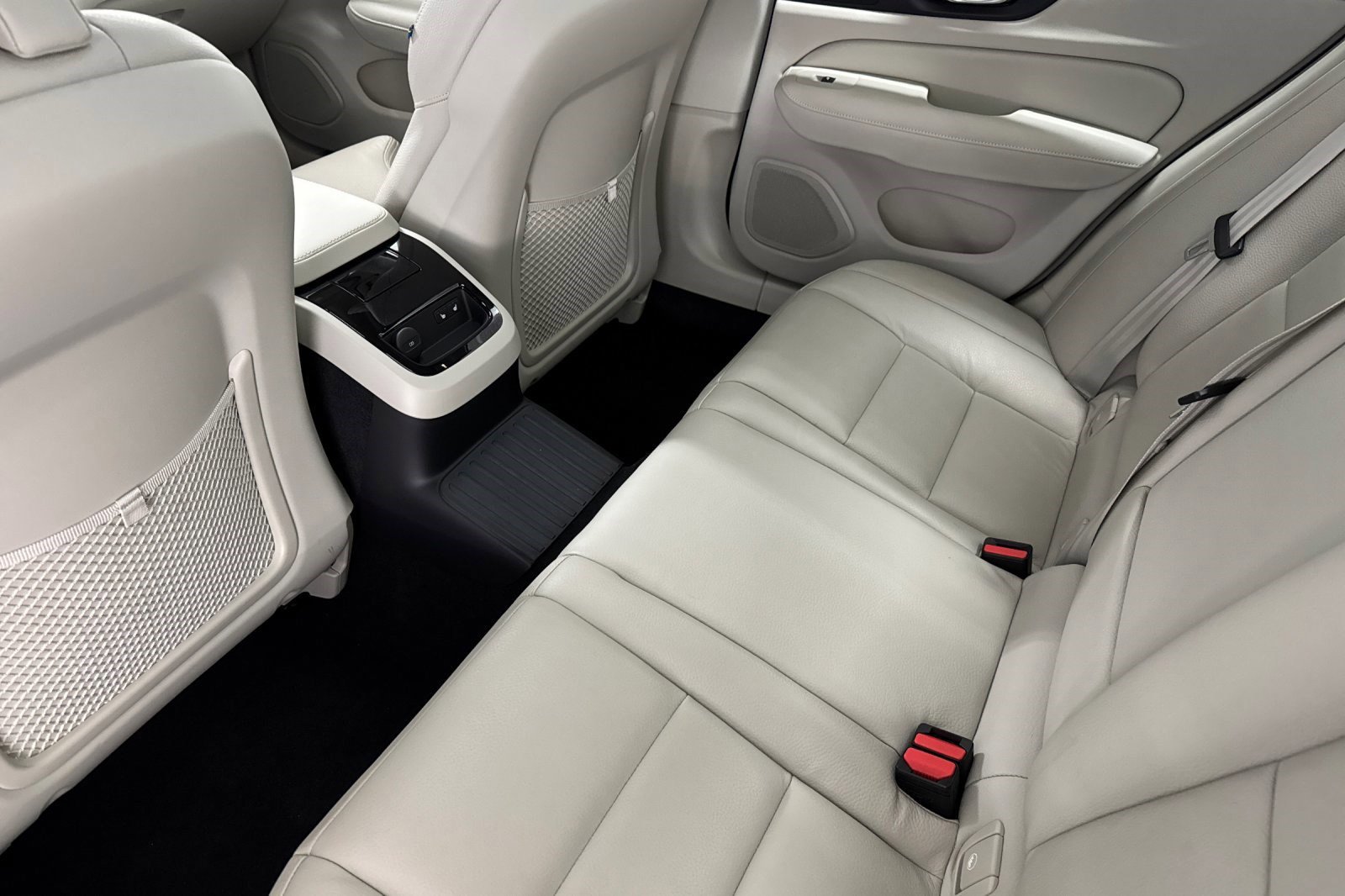 Used 2024 Volvo S60 T8 Ultimate w/ Climate Package image 27