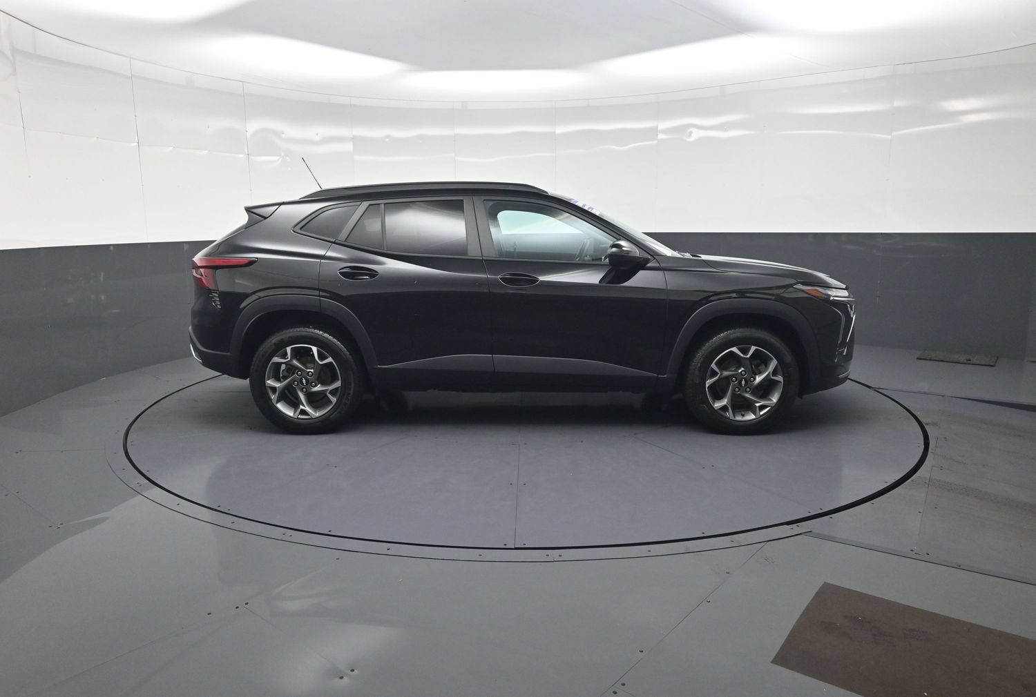 Used 2024 Chevrolet Trax LT FWD image 2