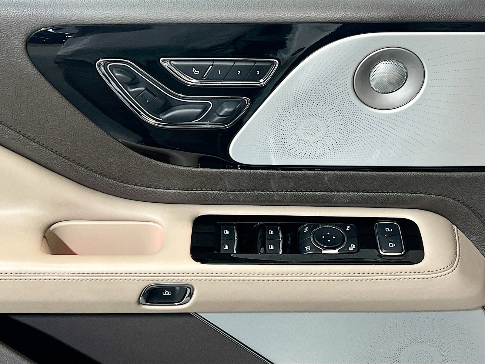 Used 2023 Lincoln Aviator Reserve w/ Equipment Group 201A image 14