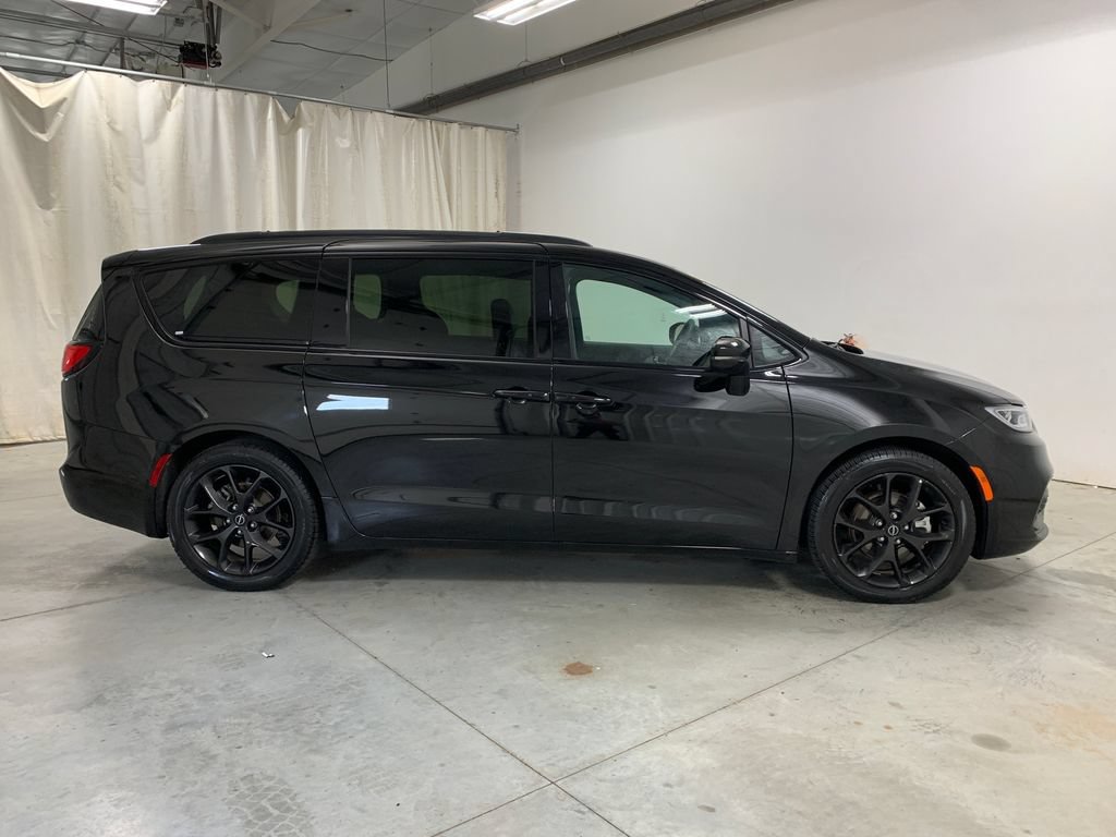 Used 2025 Chrysler Pacifica Limited FWD image 11