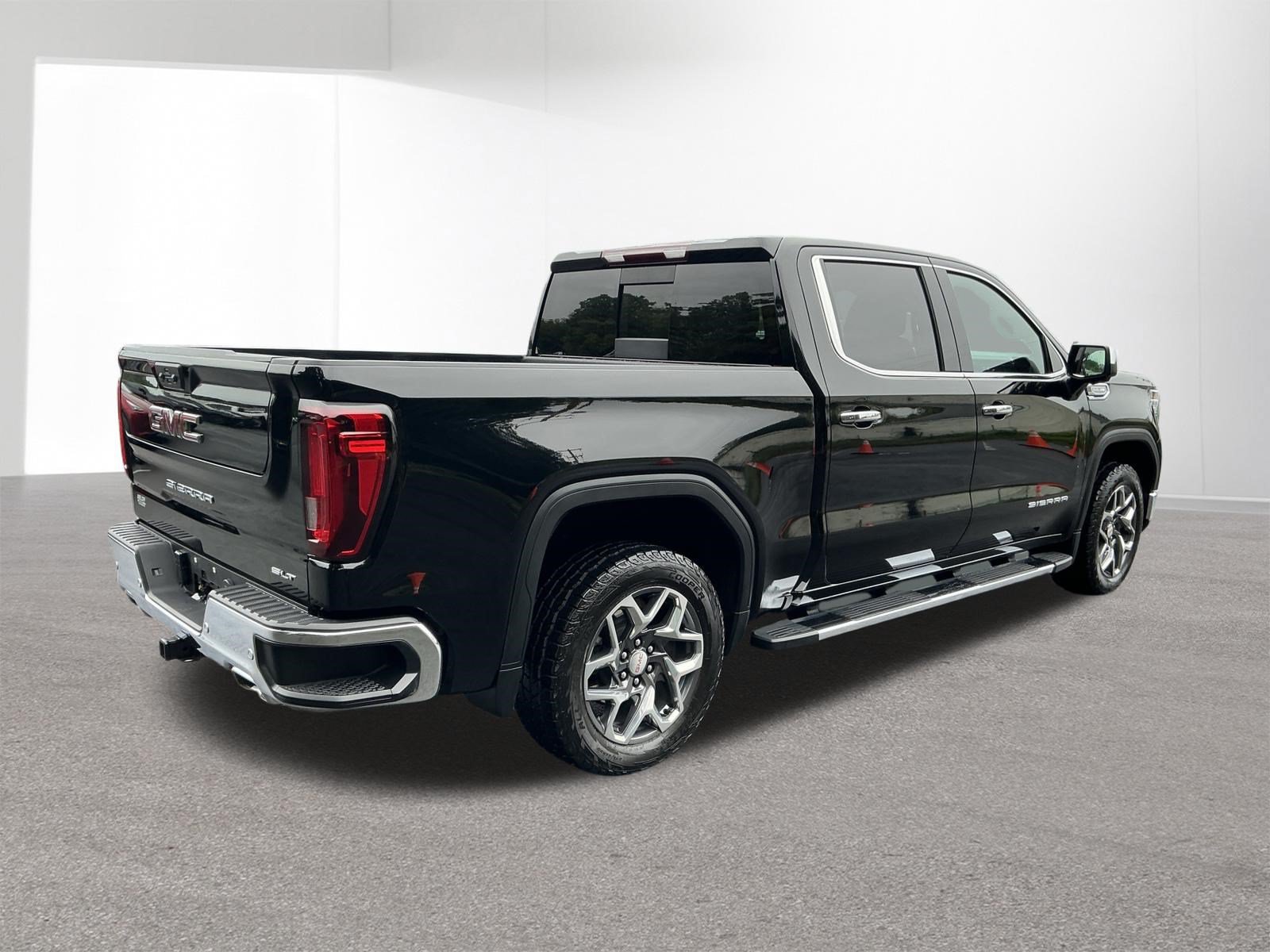 Used 2024 GMC Sierra 1500 SLT w/ SLT Premium Plus Package AWD/4WD image 3