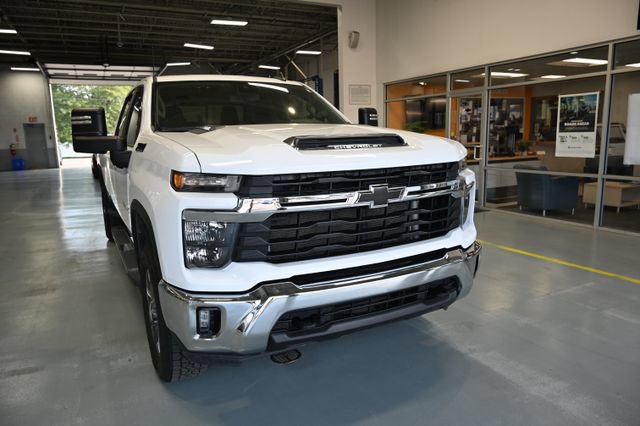 Used 2024 Chevrolet Silverado 2500 LT AWD/4WD image 3