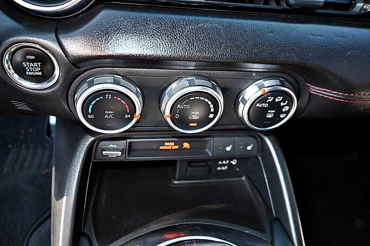 Used 2018 MAZDA MX-5 Miata RF Grand Touring image 17