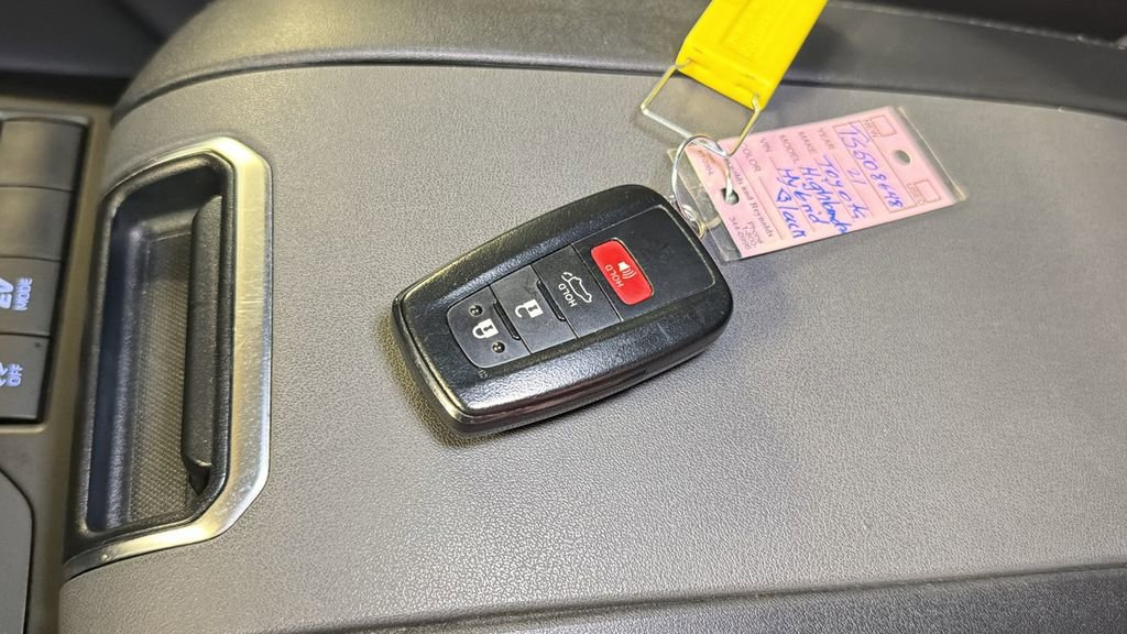 Used 2021 Toyota Highlander XLE image 29