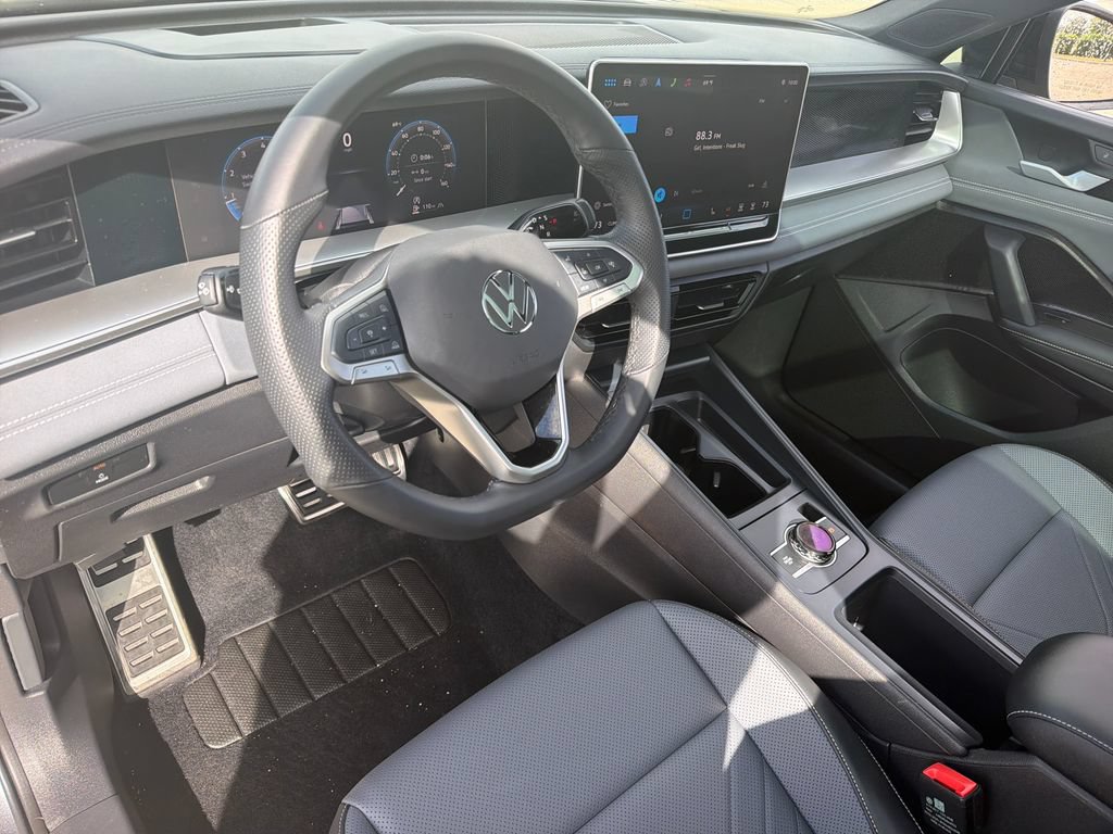 Certified 2025 Volkswagen Tiguan SE R-Line AWD/4WD image 8
