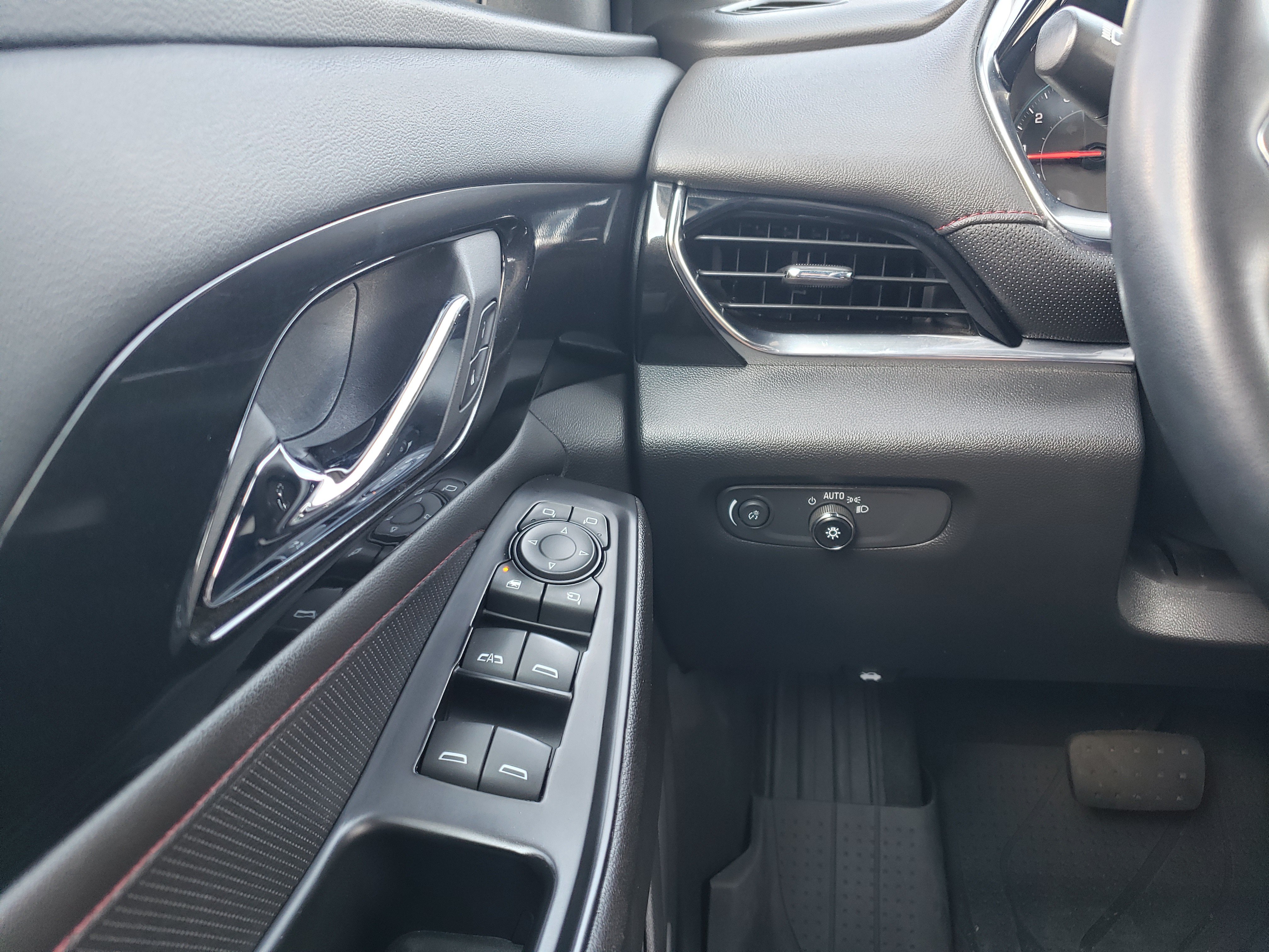 Used 2023 Chevrolet Traverse RS w/ LPO, Floor Liner Package FWD image 15