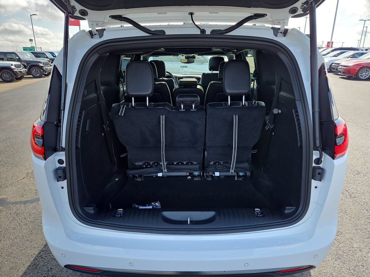 New 2026 Chrysler Pacifica Select w/ S Appearance Package FWD image 11