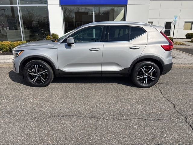 Used 2025 Volvo XC40 B5 Core image 2