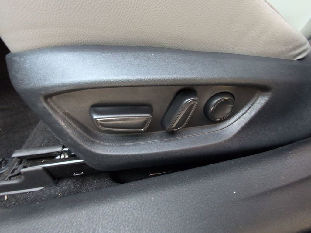 Used 2025 Toyota Camry SE image 13