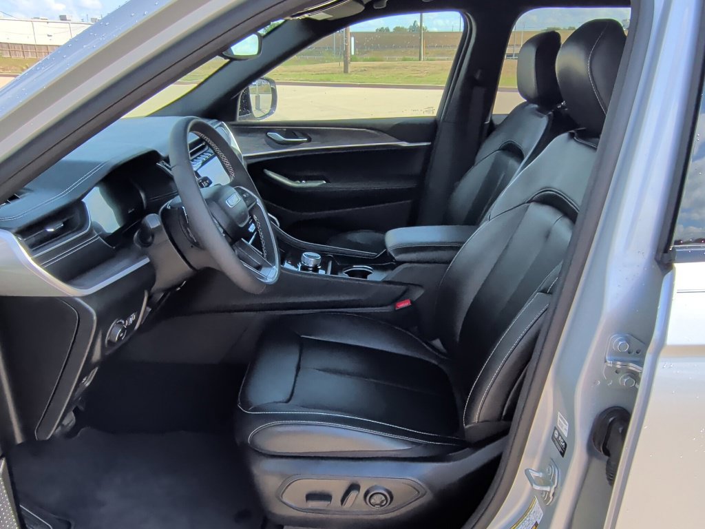 Used 2024 Jeep Grand Cherokee Limited RWD image 12
