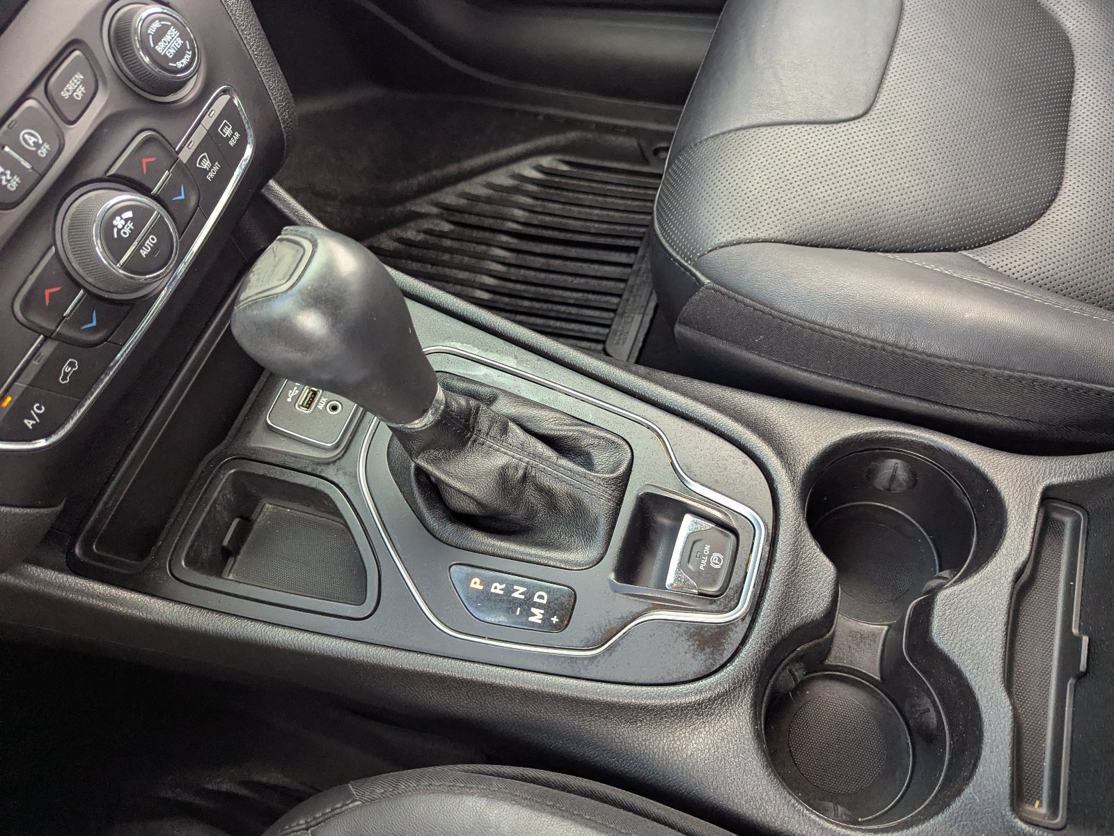 Used 2020 Jeep Cherokee Latitude Lux w/ Comfort/Convenience Group FWD image 30