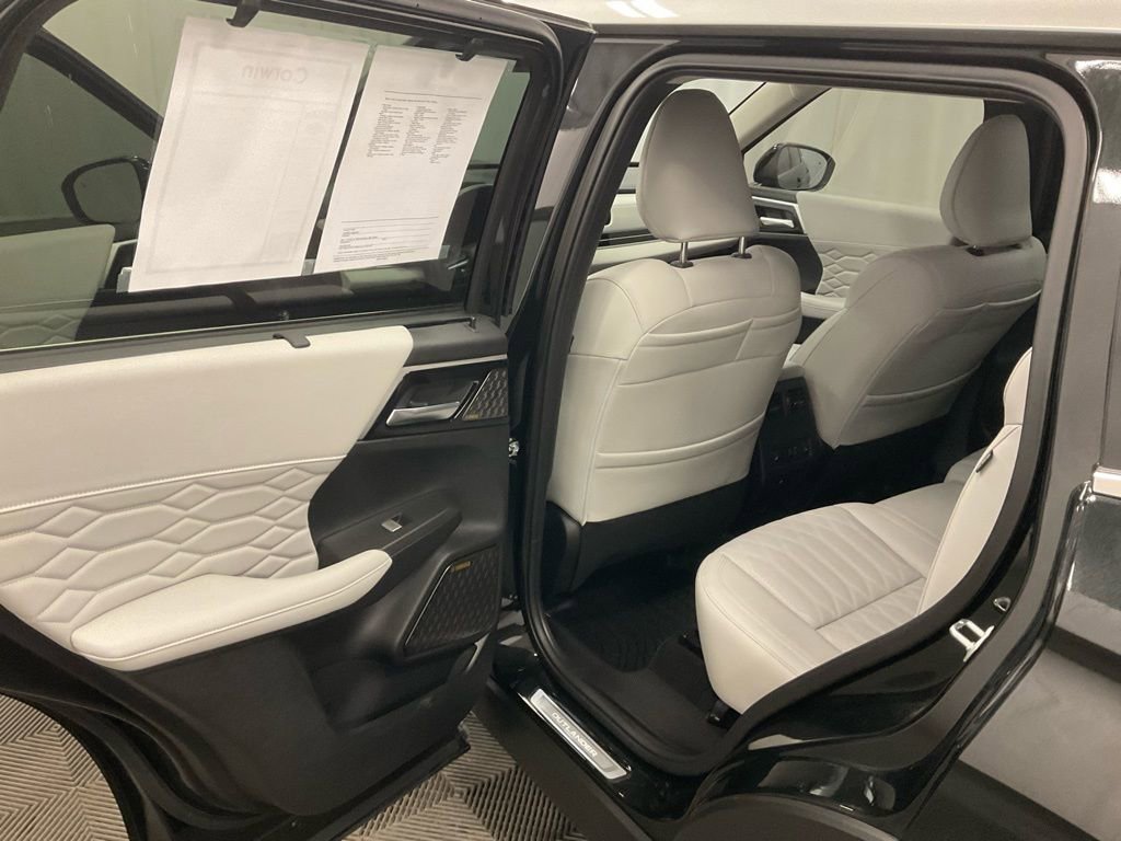 Used 2025 Mitsubishi Outlander AWD image 30