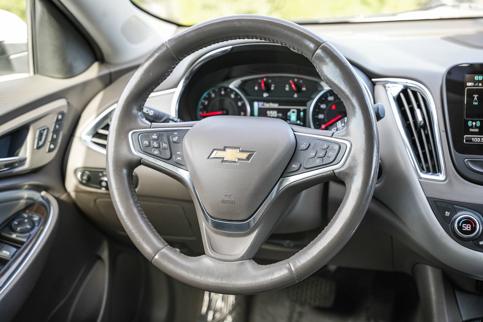 Used 2018 Chevrolet Malibu Premier w/ Premier Sun and Wheel Package FWD image 15