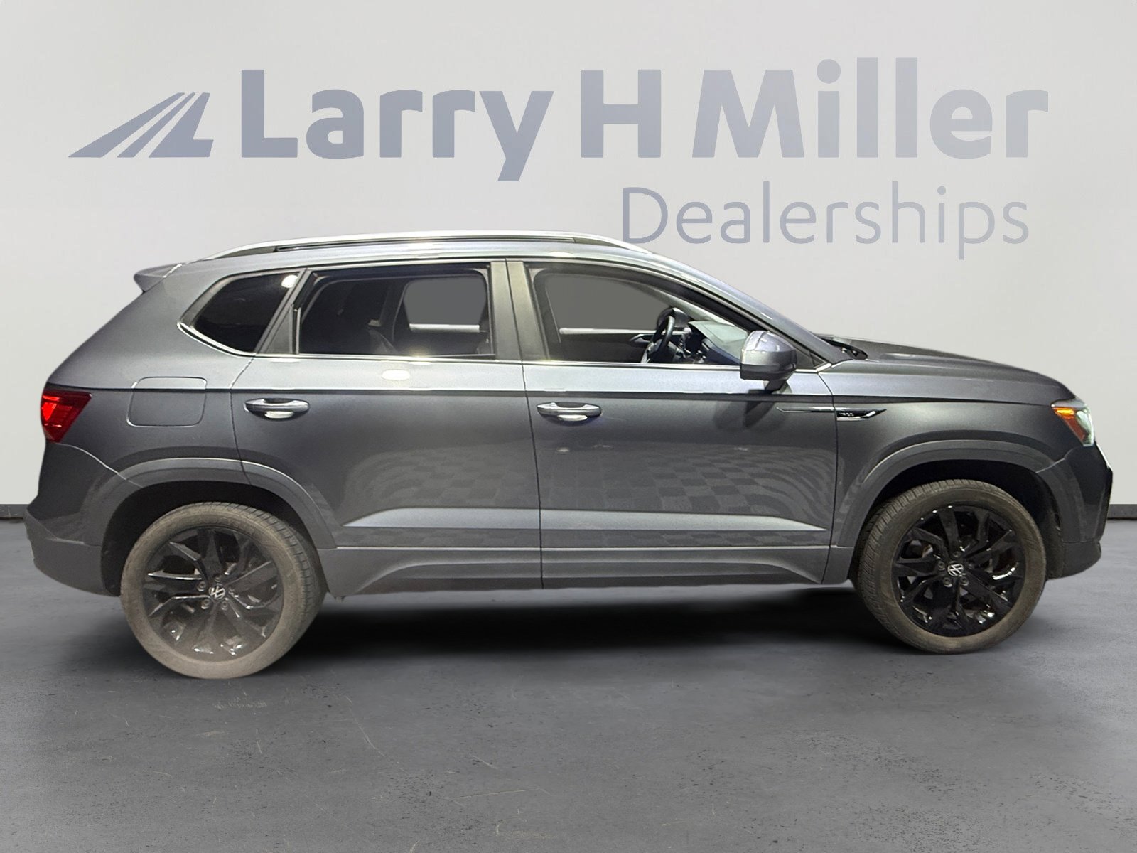 Used 2023 Volkswagen Taos SE w/ Panoramic Sunroof Package FWD image 6