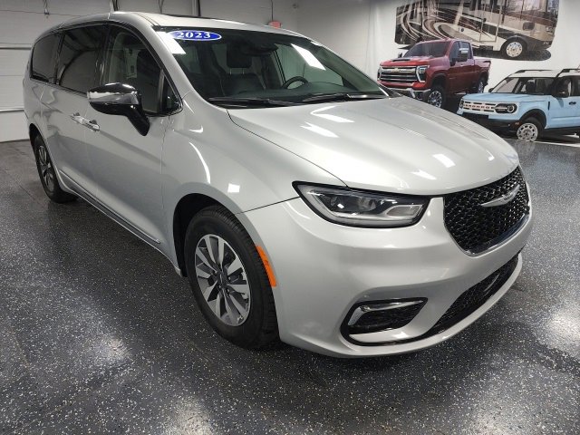 Used 2023 Chrysler Pacifica Limited
