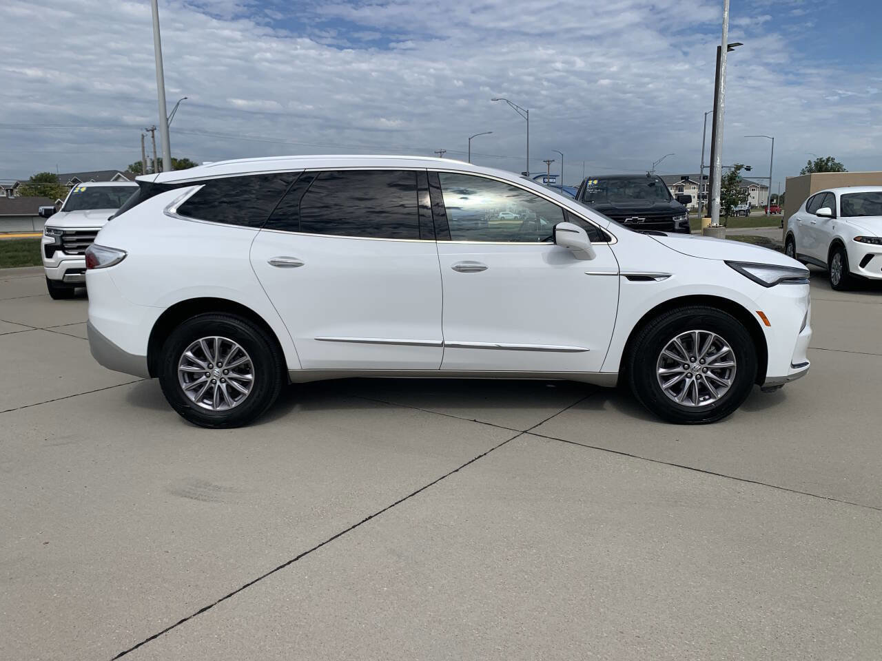 Used 2024 Buick Enclave Premium image 3