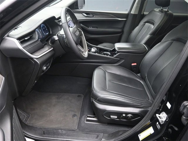 Used 2023 Jeep Grand Cherokee L Limited w/ Black Appearance Package image 18